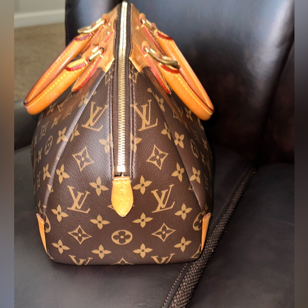Authentic Louis Vuitton - Picture 5 of 12